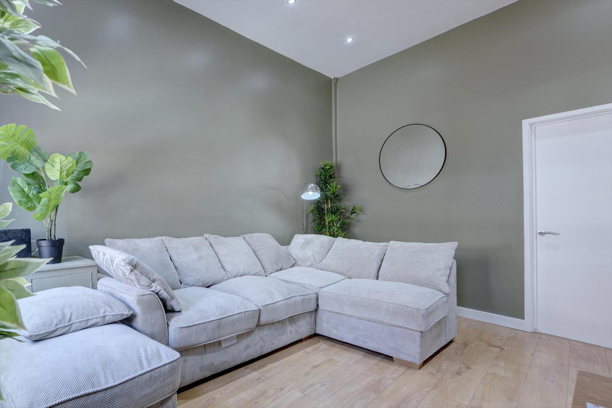 4 Bedrooms Homely House With Garden- Sleeps 9 Comfortably With 6 Comfortable Beds, Free Street Parking, Business Travellers, Contractors, & Holiday-Goers, Coventry, Near All Major Transport Links In Coventry And Motorway Exteriör bild