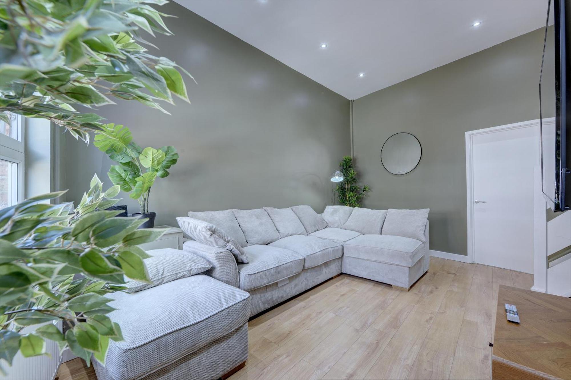 4 Bedrooms Homely House With Garden- Sleeps 9 Comfortably With 6 Comfortable Beds, Free Street Parking, Business Travellers, Contractors, & Holiday-Goers, Coventry, Near All Major Transport Links In Coventry And Motorway Exteriör bild