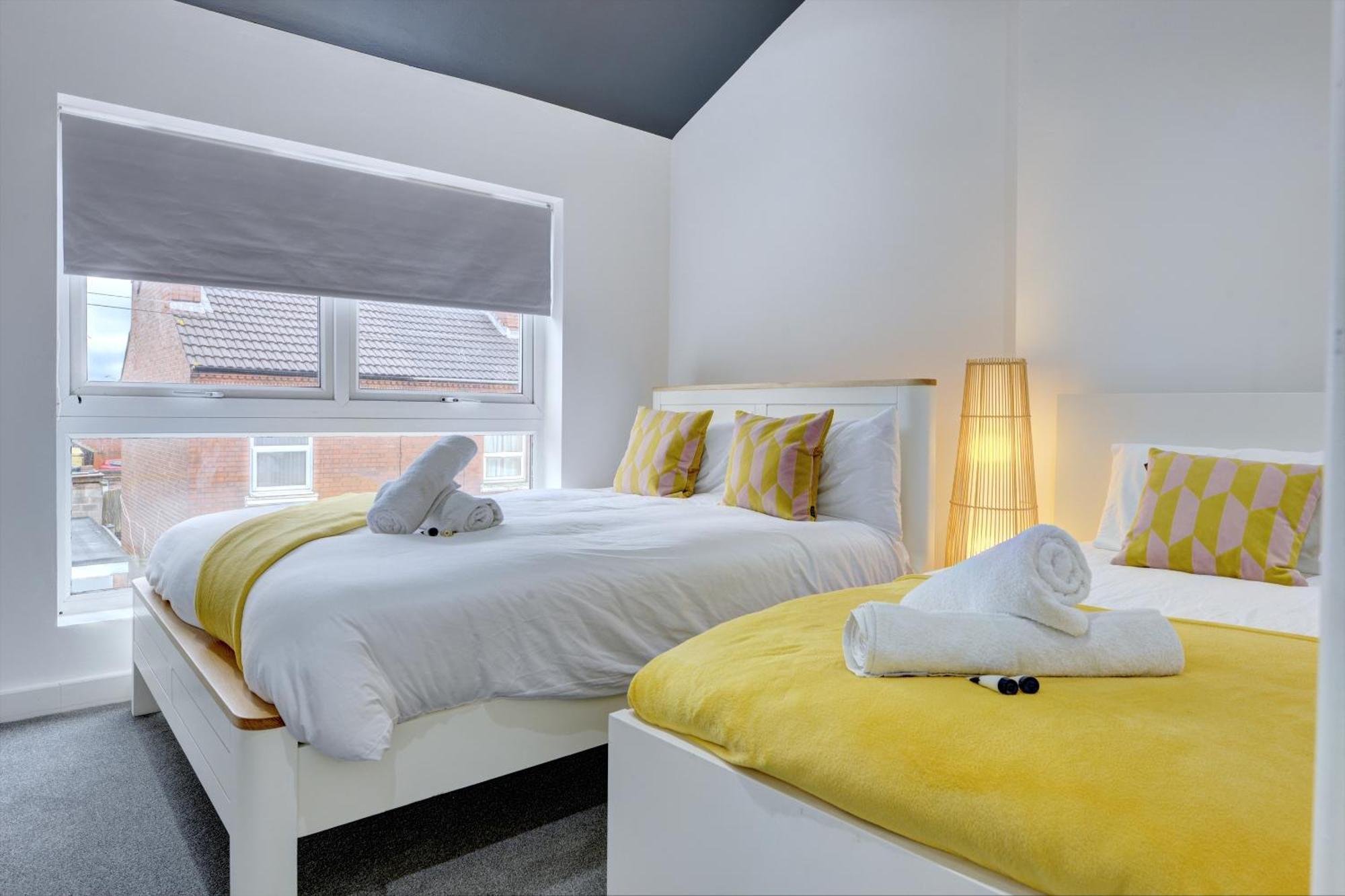 4 Bedrooms Homely House With Garden- Sleeps 9 Comfortably With 6 Comfortable Beds, Free Street Parking, Business Travellers, Contractors, & Holiday-Goers, Coventry, Near All Major Transport Links In Coventry And Motorway Exteriör bild