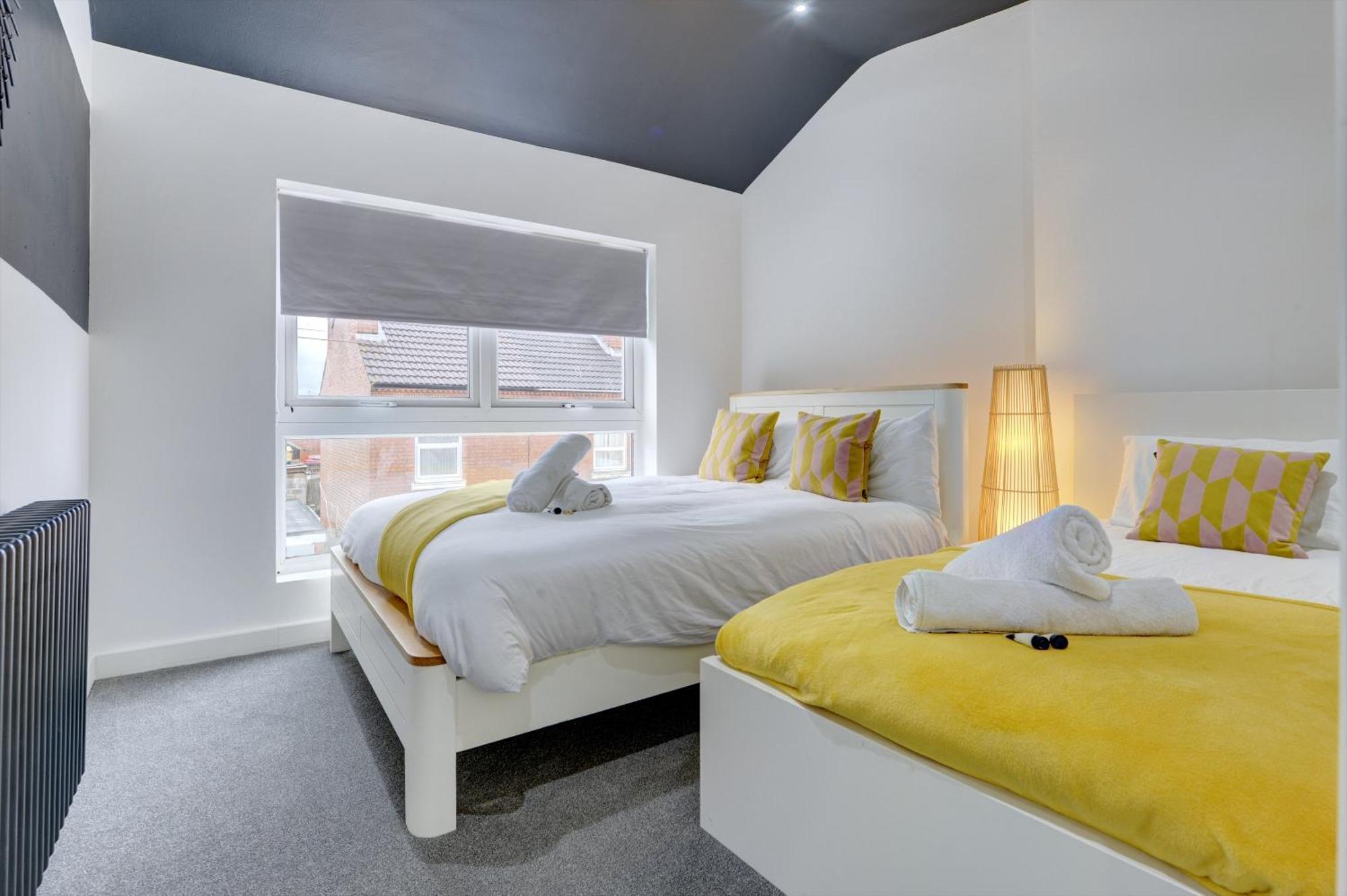4 Bedrooms Homely House With Garden- Sleeps 9 Comfortably With 6 Comfortable Beds, Free Street Parking, Business Travellers, Contractors, & Holiday-Goers, Coventry, Near All Major Transport Links In Coventry And Motorway Exteriör bild
