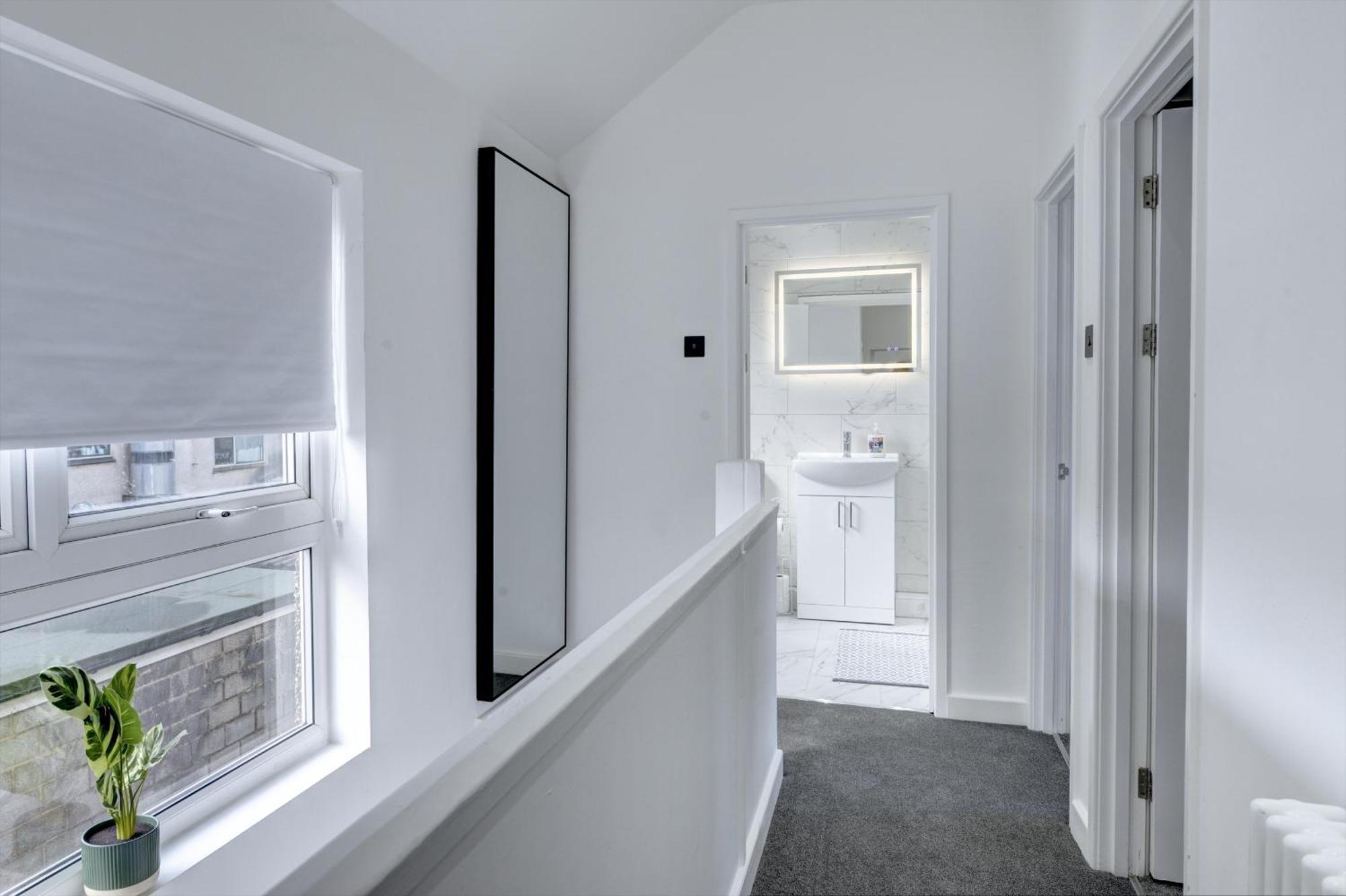 4 Bedrooms Homely House With Garden- Sleeps 9 Comfortably With 6 Comfortable Beds, Free Street Parking, Business Travellers, Contractors, & Holiday-Goers, Coventry, Near All Major Transport Links In Coventry And Motorway Exteriör bild