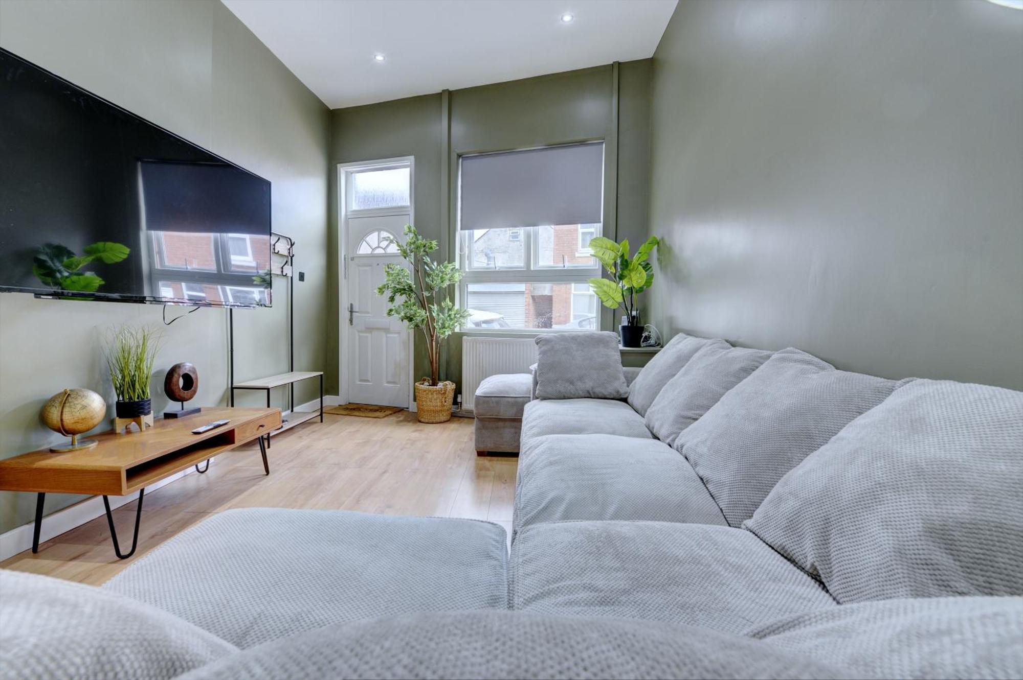 4 Bedrooms Homely House With Garden- Sleeps 9 Comfortably With 6 Comfortable Beds, Free Street Parking, Business Travellers, Contractors, & Holiday-Goers, Coventry, Near All Major Transport Links In Coventry And Motorway Exteriör bild