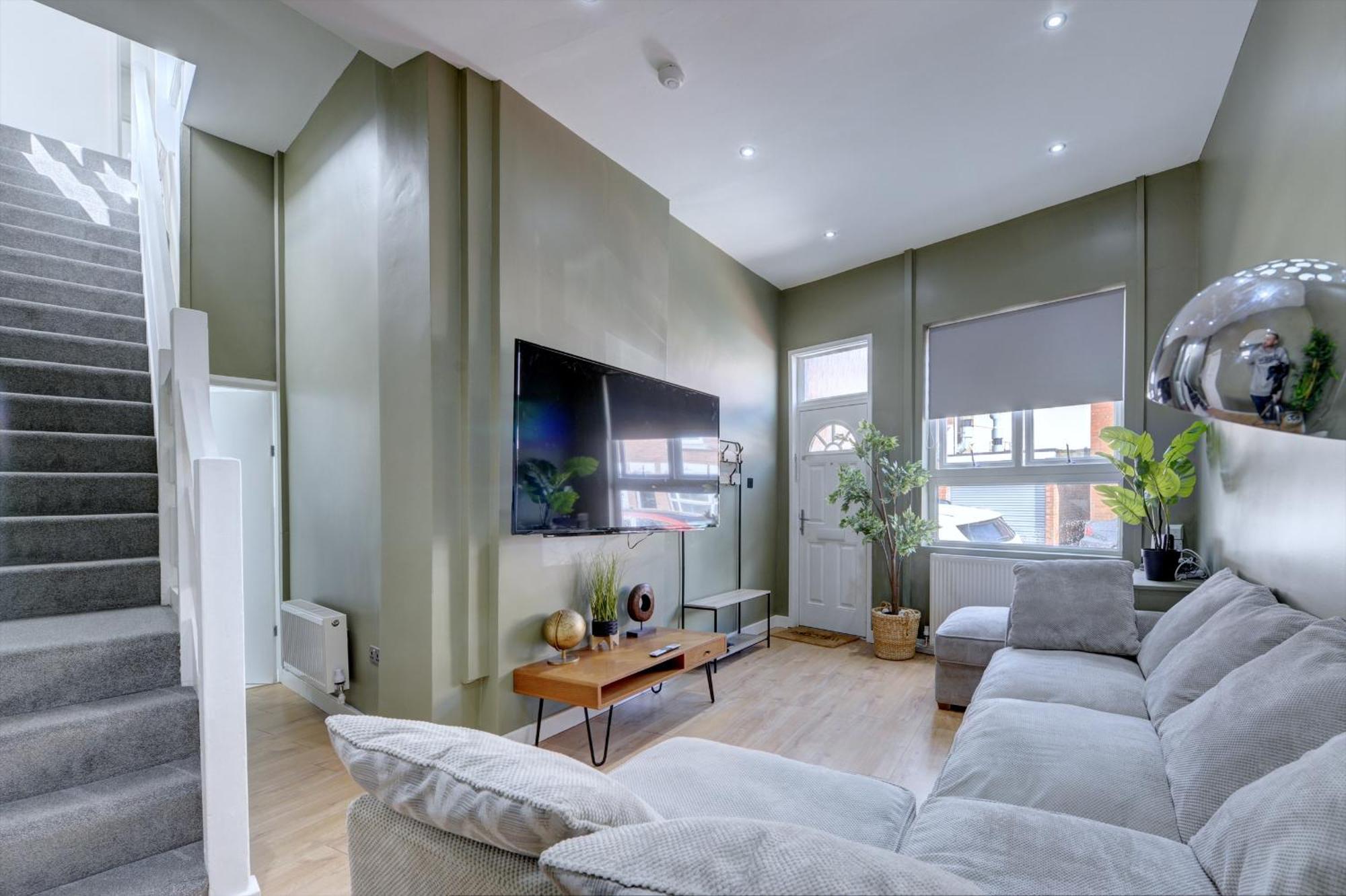 4 Bedrooms Homely House With Garden- Sleeps 9 Comfortably With 6 Comfortable Beds, Free Street Parking, Business Travellers, Contractors, & Holiday-Goers, Coventry, Near All Major Transport Links In Coventry And Motorway Exteriör bild