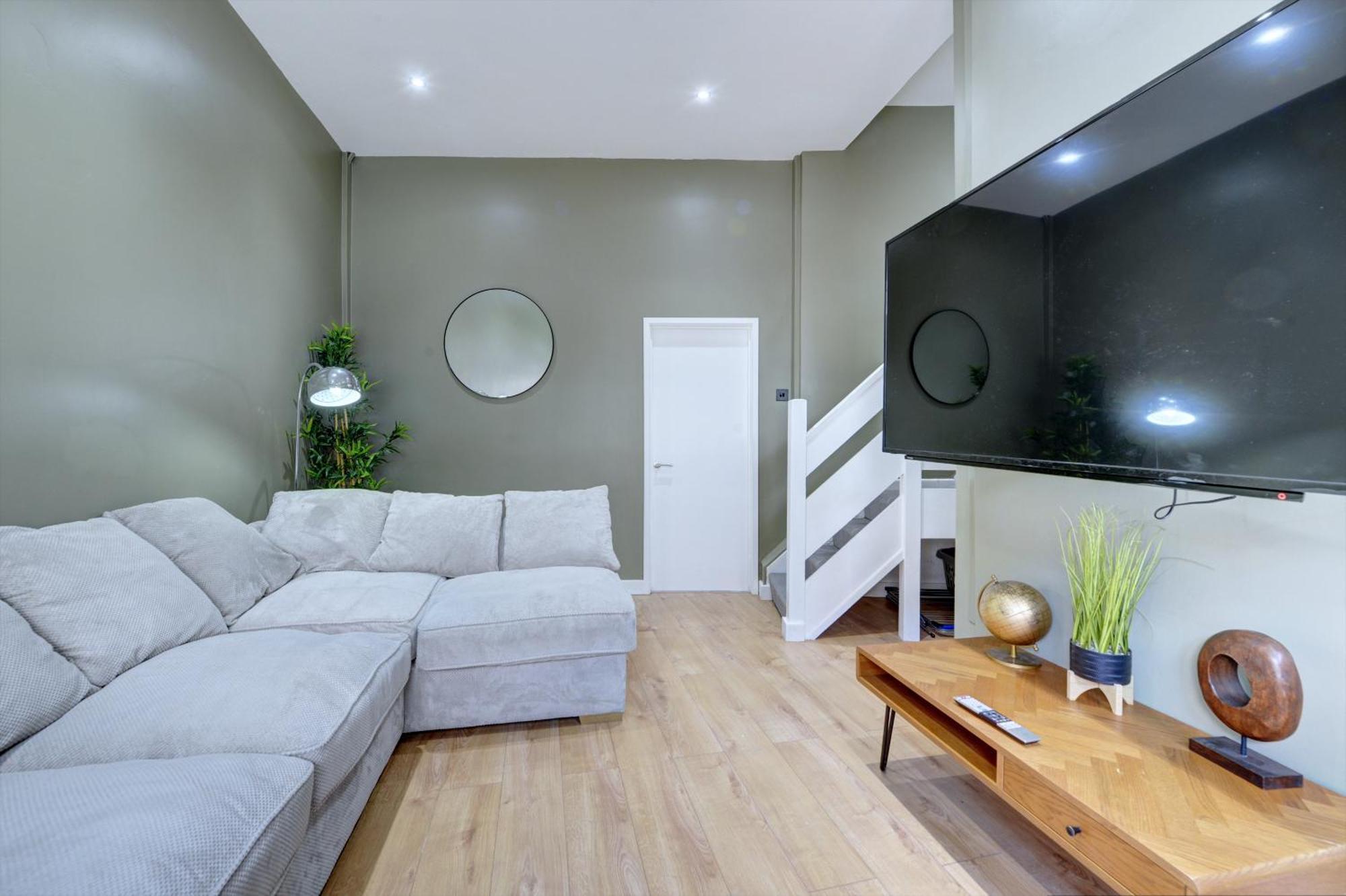 4 Bedrooms Homely House With Garden- Sleeps 9 Comfortably With 6 Comfortable Beds, Free Street Parking, Business Travellers, Contractors, & Holiday-Goers, Coventry, Near All Major Transport Links In Coventry And Motorway Exteriör bild