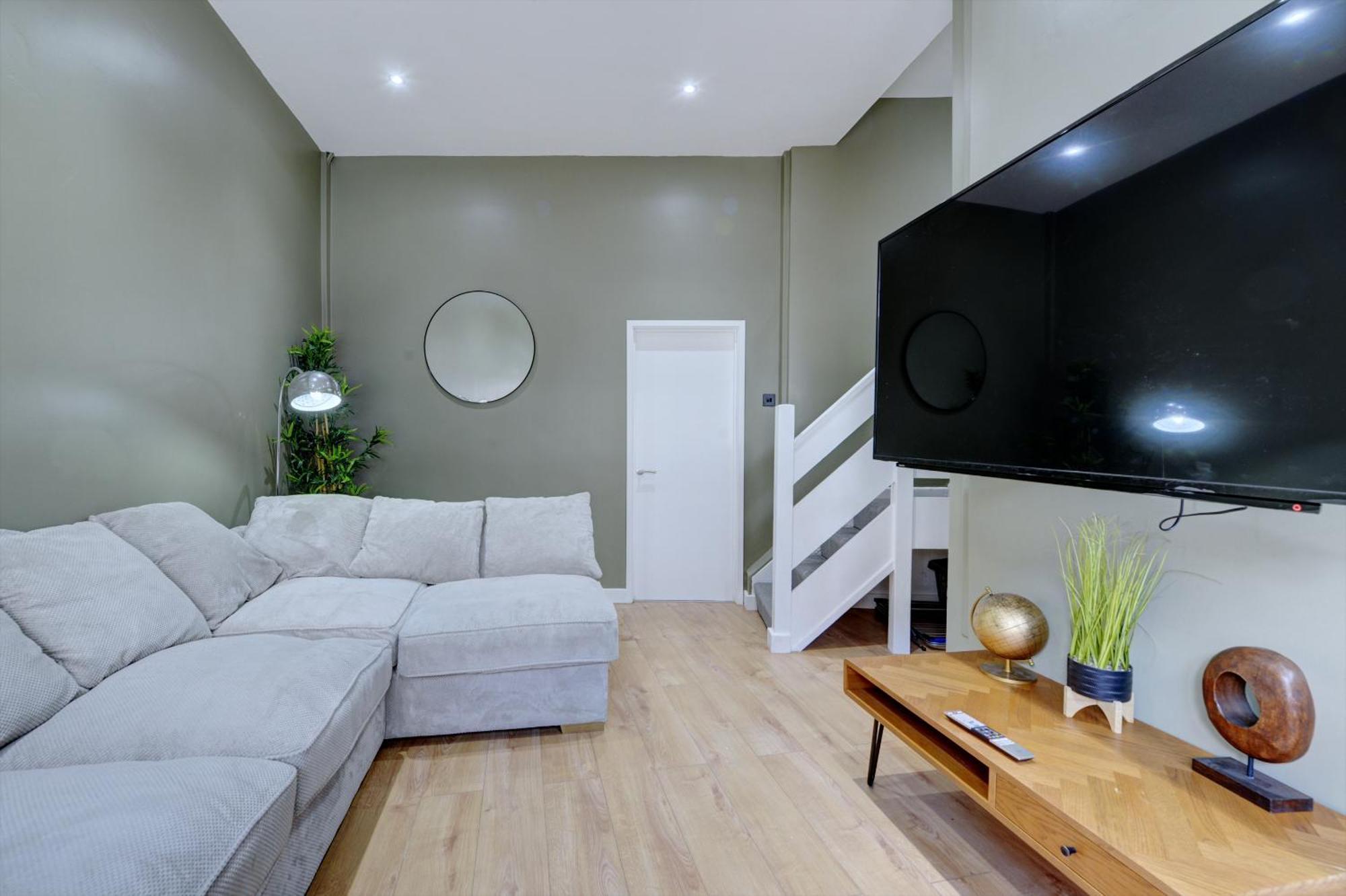 4 Bedrooms Homely House With Garden- Sleeps 9 Comfortably With 6 Comfortable Beds, Free Street Parking, Business Travellers, Contractors, & Holiday-Goers, Coventry, Near All Major Transport Links In Coventry And Motorway Exteriör bild