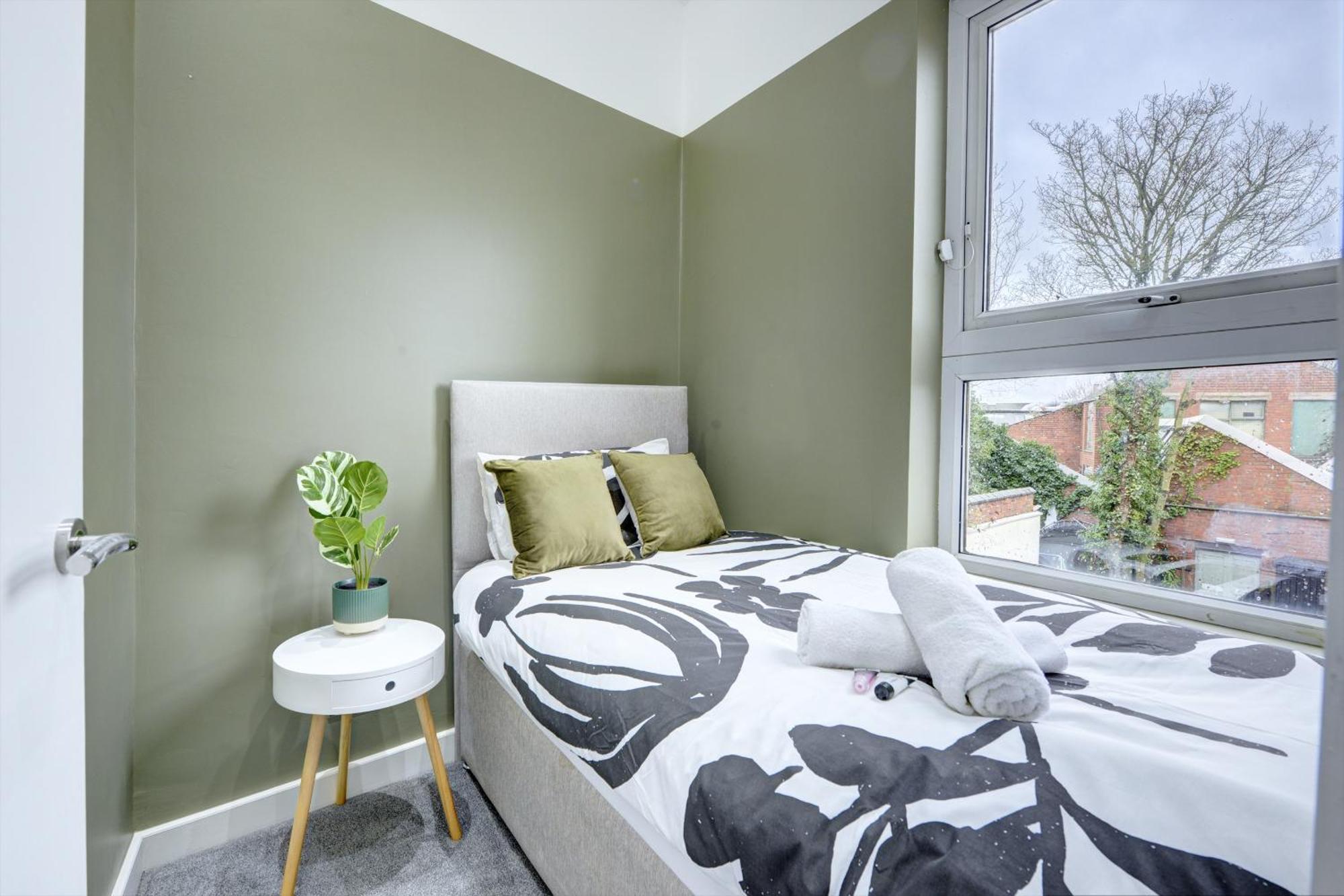 4 Bedrooms Homely House With Garden- Sleeps 9 Comfortably With 6 Comfortable Beds, Free Street Parking, Business Travellers, Contractors, & Holiday-Goers, Coventry, Near All Major Transport Links In Coventry And Motorway Exteriör bild