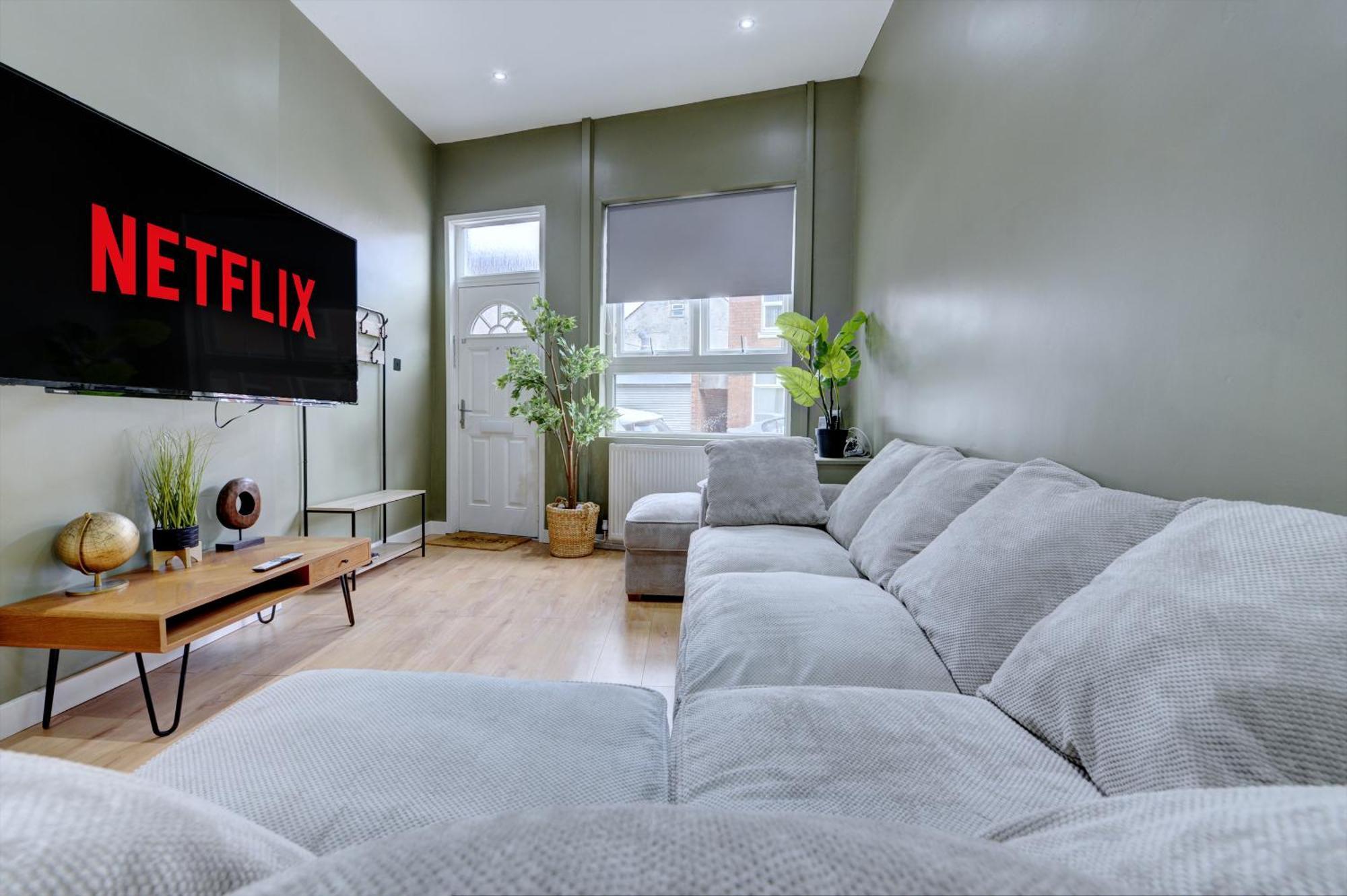 4 Bedrooms Homely House With Garden- Sleeps 9 Comfortably With 6 Comfortable Beds, Free Street Parking, Business Travellers, Contractors, & Holiday-Goers, Coventry, Near All Major Transport Links In Coventry And Motorway Exteriör bild