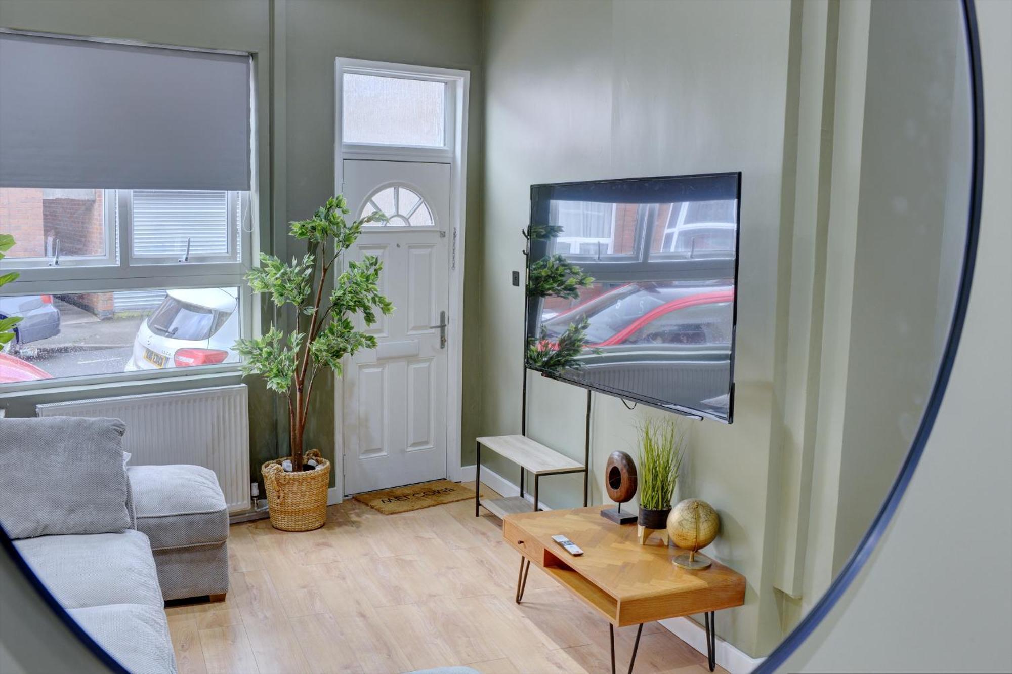 4 Bedrooms Homely House With Garden- Sleeps 9 Comfortably With 6 Comfortable Beds, Free Street Parking, Business Travellers, Contractors, & Holiday-Goers, Coventry, Near All Major Transport Links In Coventry And Motorway Exteriör bild