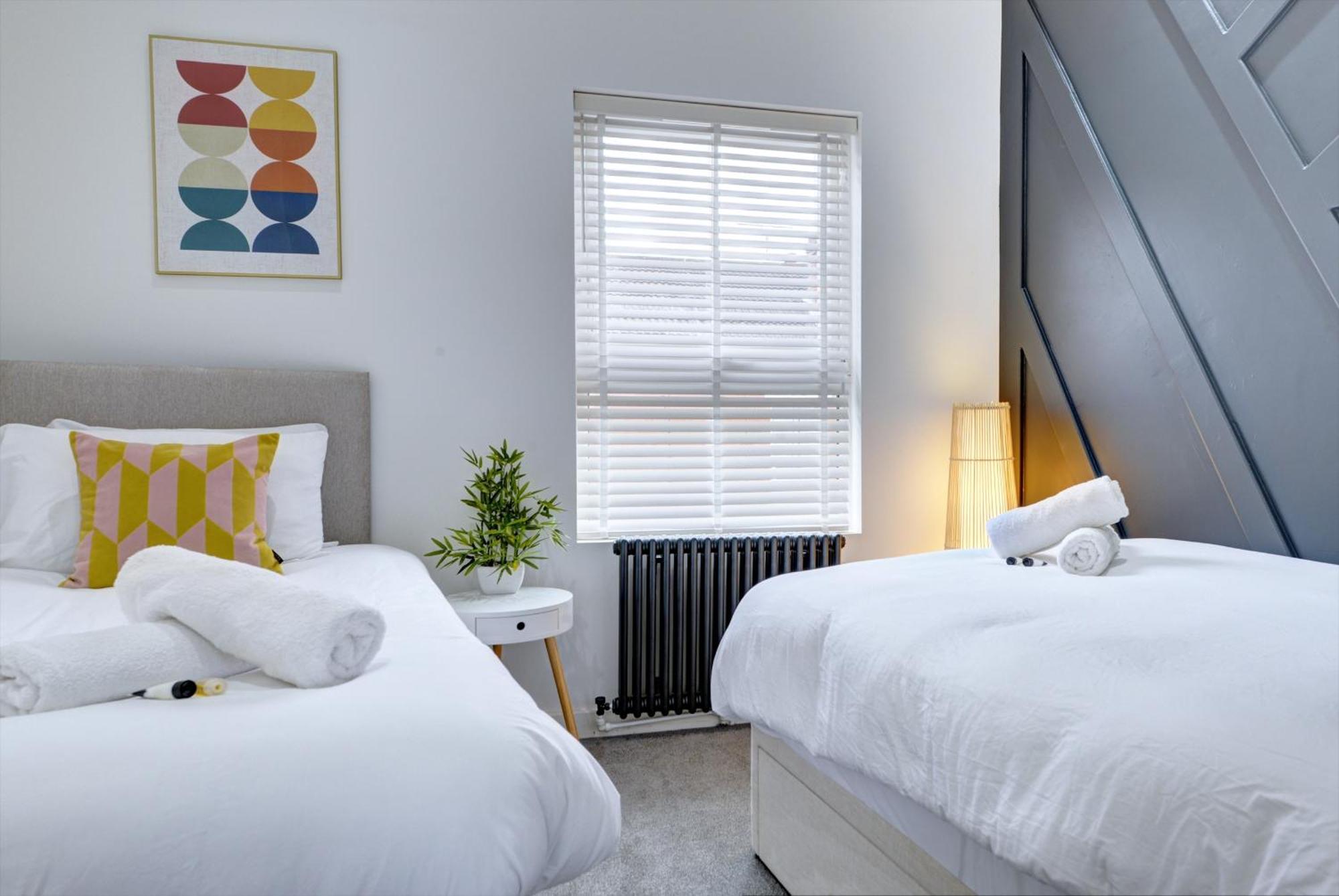 4 Bedrooms Homely House With Garden- Sleeps 9 Comfortably With 6 Comfortable Beds, Free Street Parking, Business Travellers, Contractors, & Holiday-Goers, Coventry, Near All Major Transport Links In Coventry And Motorway Exteriör bild