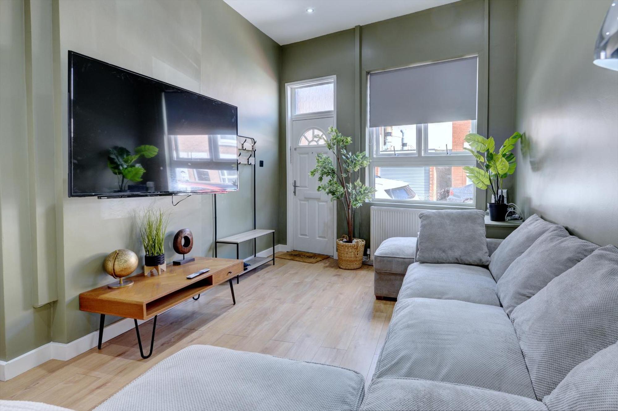 4 Bedrooms Homely House With Garden- Sleeps 9 Comfortably With 6 Comfortable Beds, Free Street Parking, Business Travellers, Contractors, & Holiday-Goers, Coventry, Near All Major Transport Links In Coventry And Motorway Exteriör bild