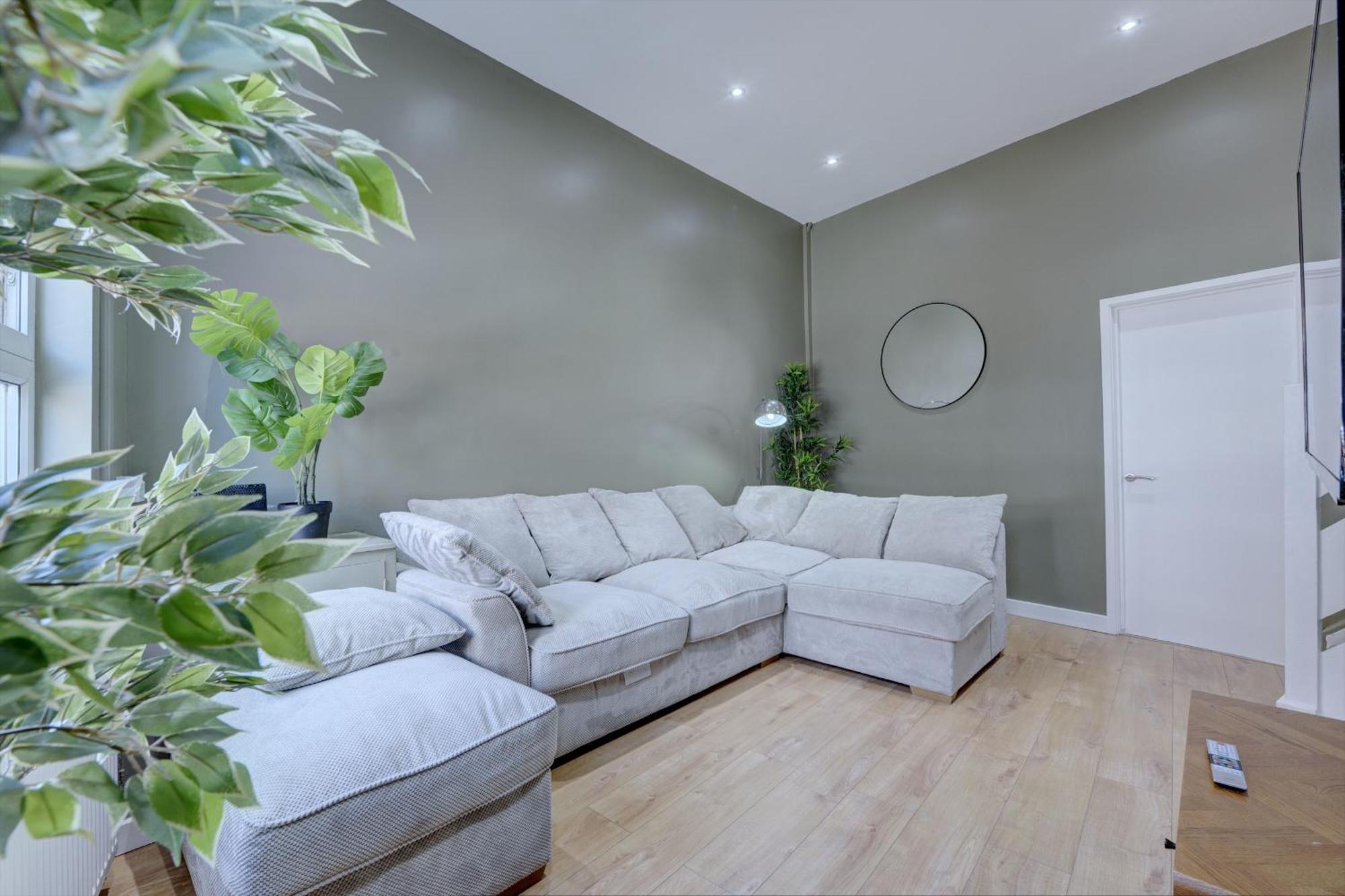 4 Bedrooms Homely House With Garden- Sleeps 9 Comfortably With 6 Comfortable Beds, Free Street Parking, Business Travellers, Contractors, & Holiday-Goers, Coventry, Near All Major Transport Links In Coventry And Motorway Exteriör bild