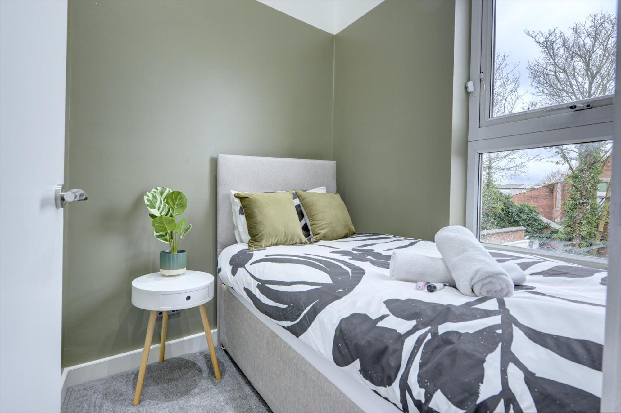 4 Bedrooms Homely House With Garden- Sleeps 9 Comfortably With 6 Comfortable Beds, Free Street Parking, Business Travellers, Contractors, & Holiday-Goers, Coventry, Near All Major Transport Links In Coventry And Motorway Exteriör bild