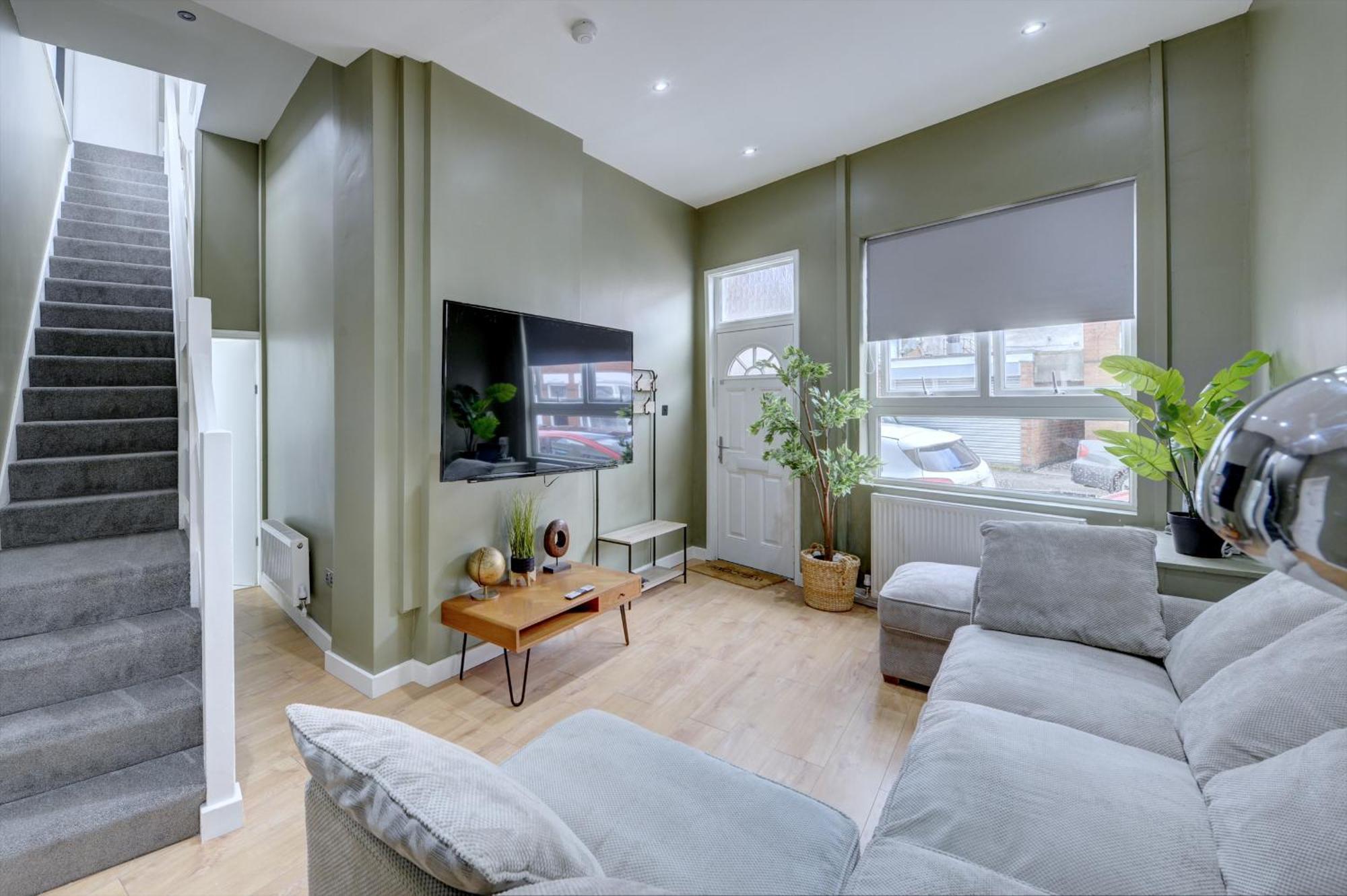 4 Bedrooms Homely House With Garden- Sleeps 9 Comfortably With 6 Comfortable Beds, Free Street Parking, Business Travellers, Contractors, & Holiday-Goers, Coventry, Near All Major Transport Links In Coventry And Motorway Exteriör bild